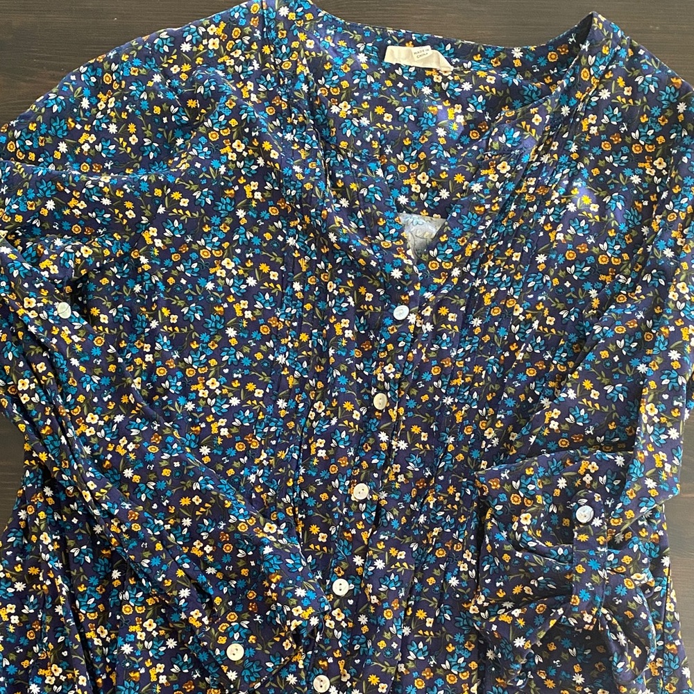 Floral Medium Button-Up Pin tuck V Neck Blouse Roll sleeve detail